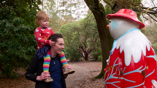 Family meeting The SnowmanTM on the winter trail at Sheffield Park and Garden